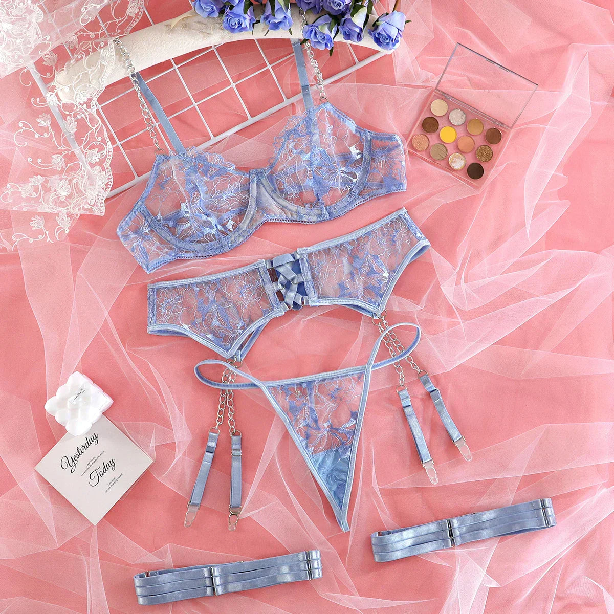 Ensemble de lingerie avec des chaînes
