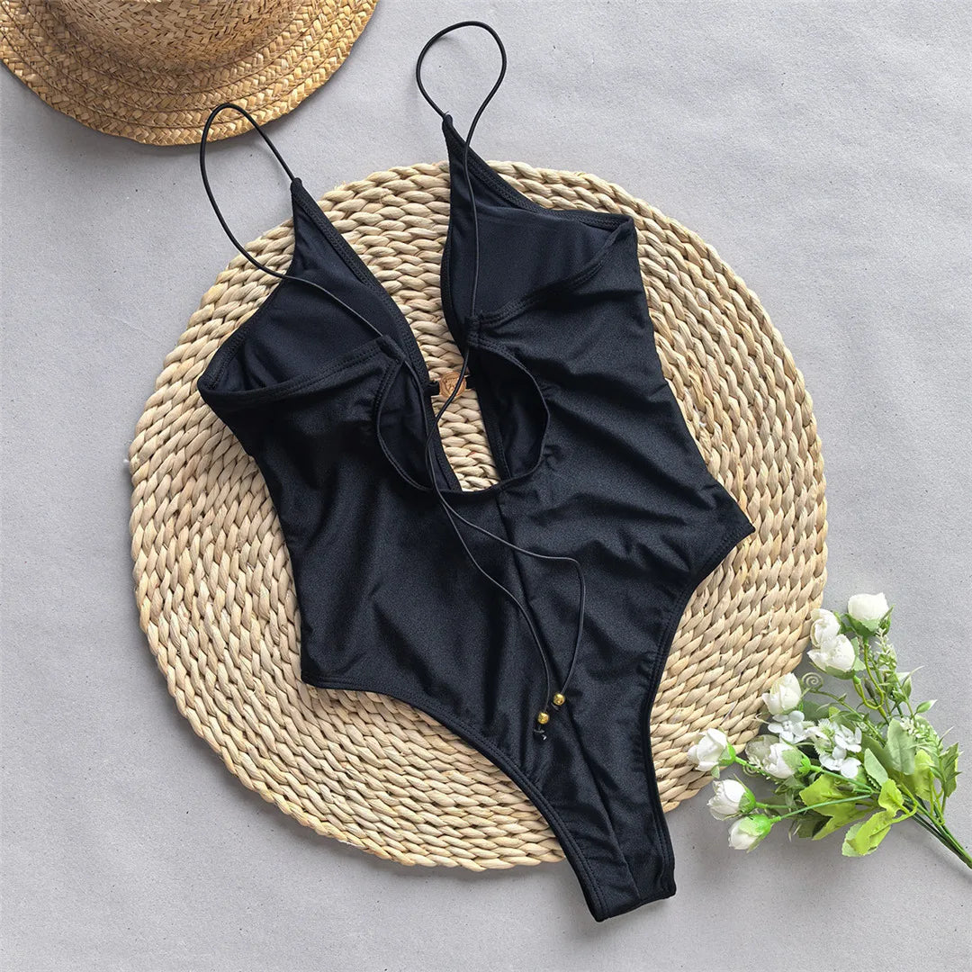 Maillot de bain une pièce avec un décolleté plongeant