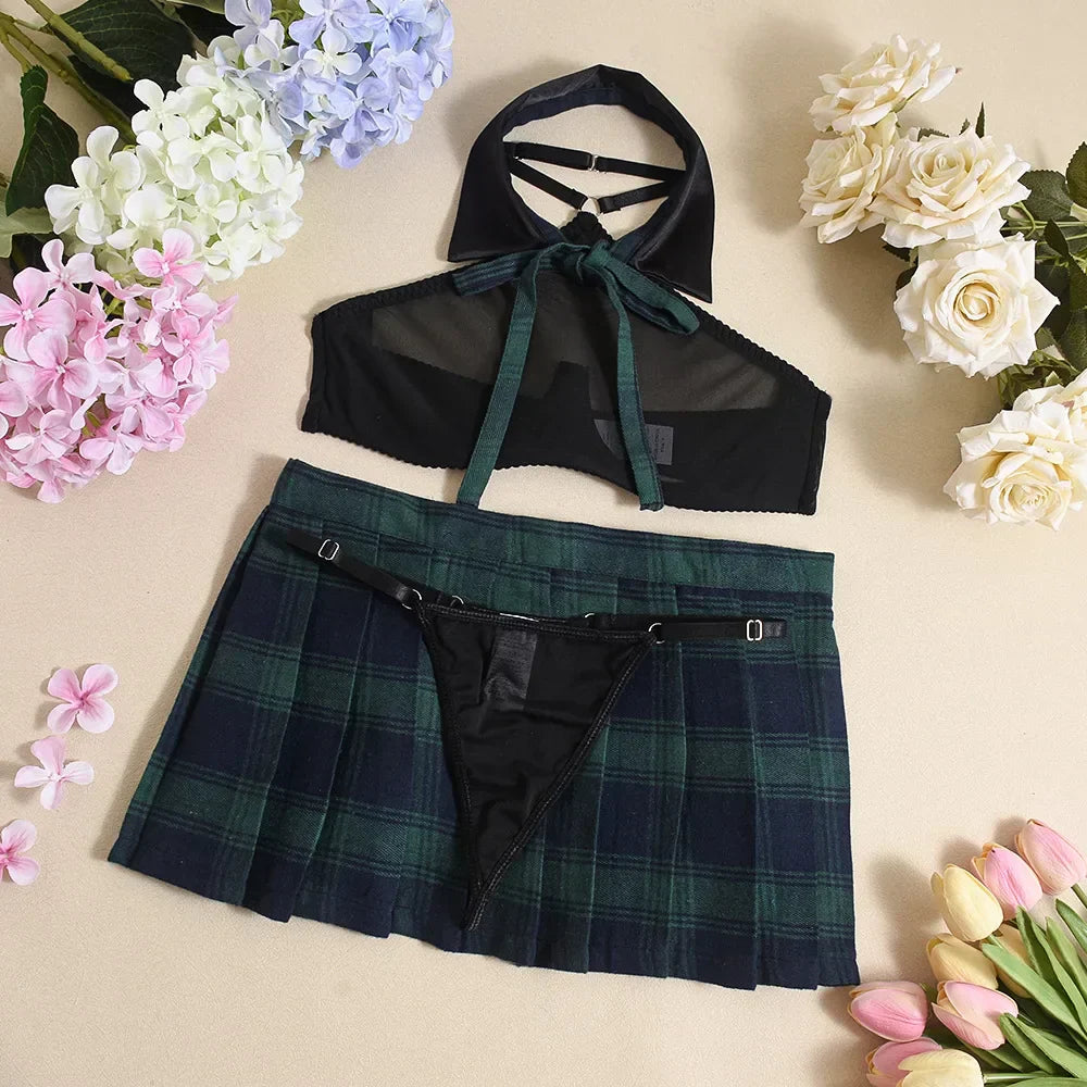 Ensemble de la tenue d'étudiante avec une jupe à carreaux à nouer.