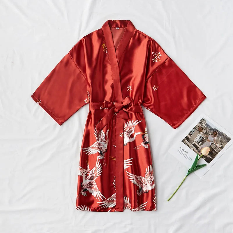 Délicat peignoir court en satin avec ceinture