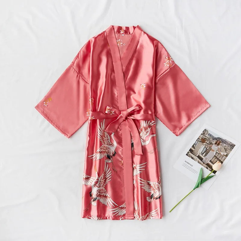 Délicat peignoir court en satin avec ceinture