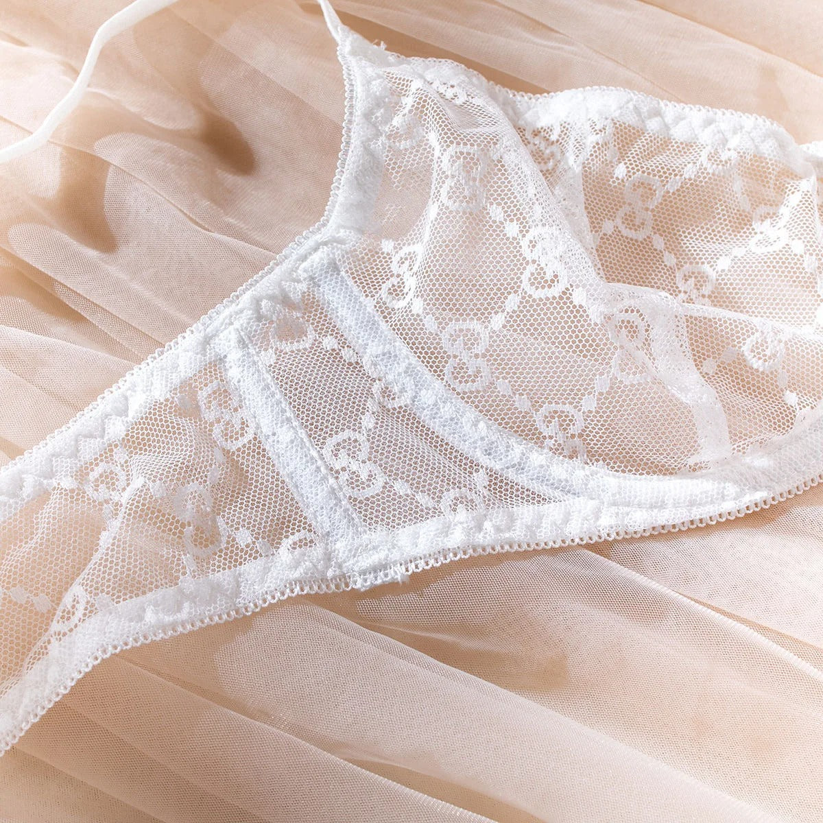 Lace lingerie set with adjustable bra
