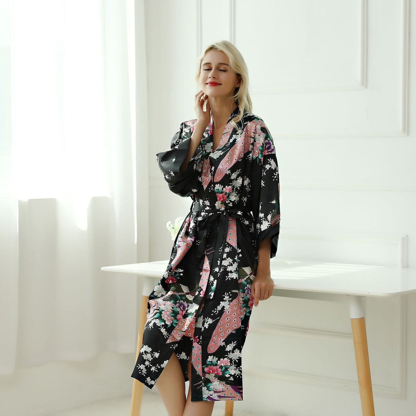 Déshabillé en satin à motif paon