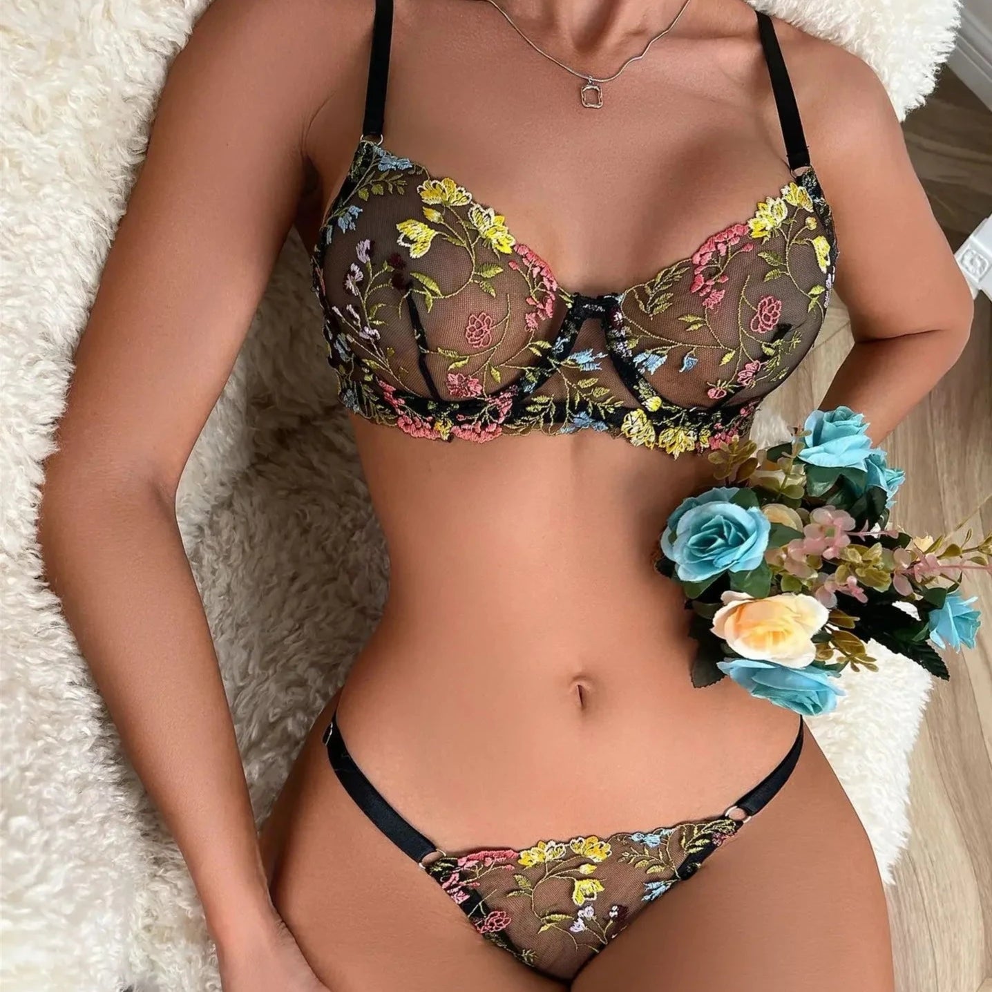 Ensemble de lingerie en résille avec broderie florale