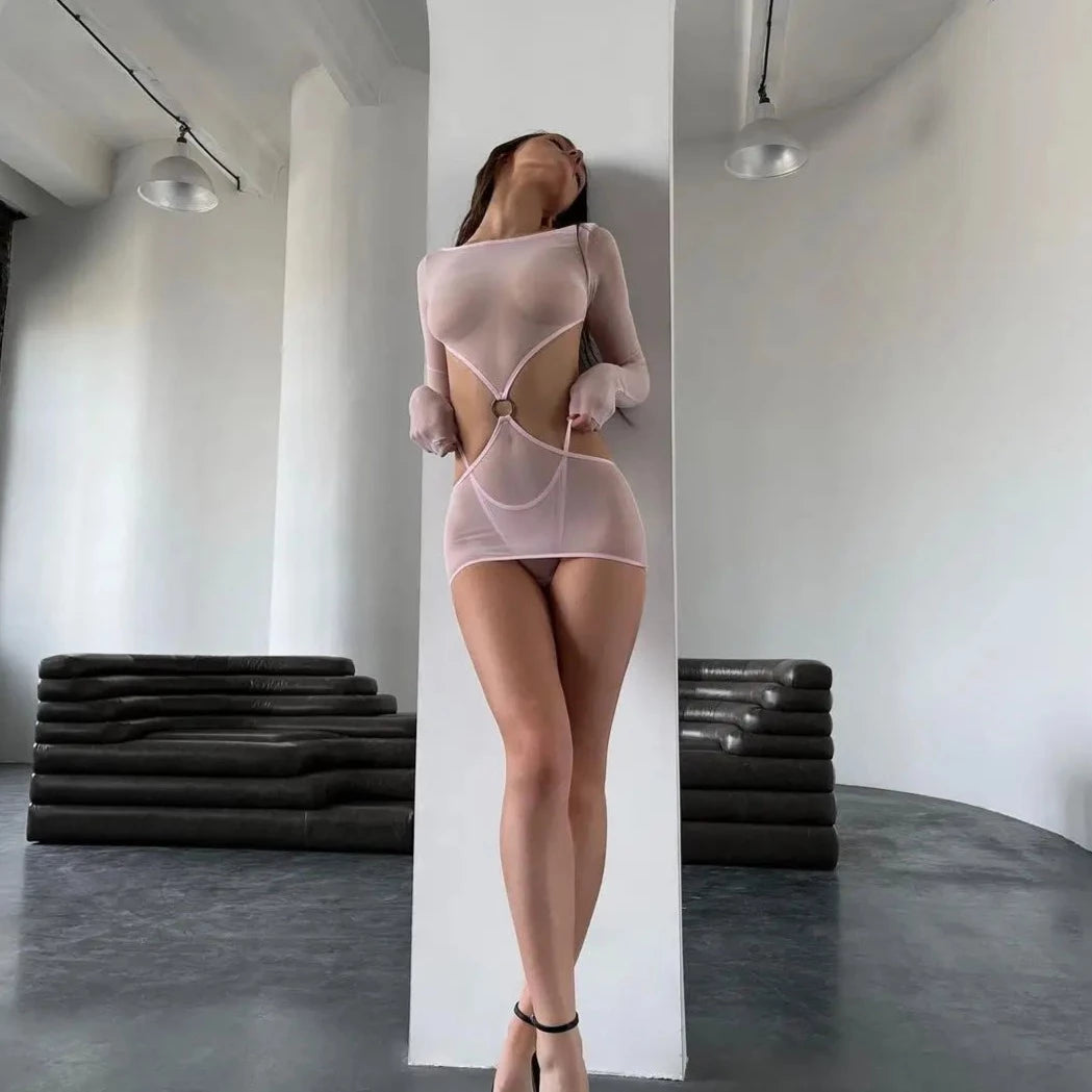 Robe transparente avec découpes