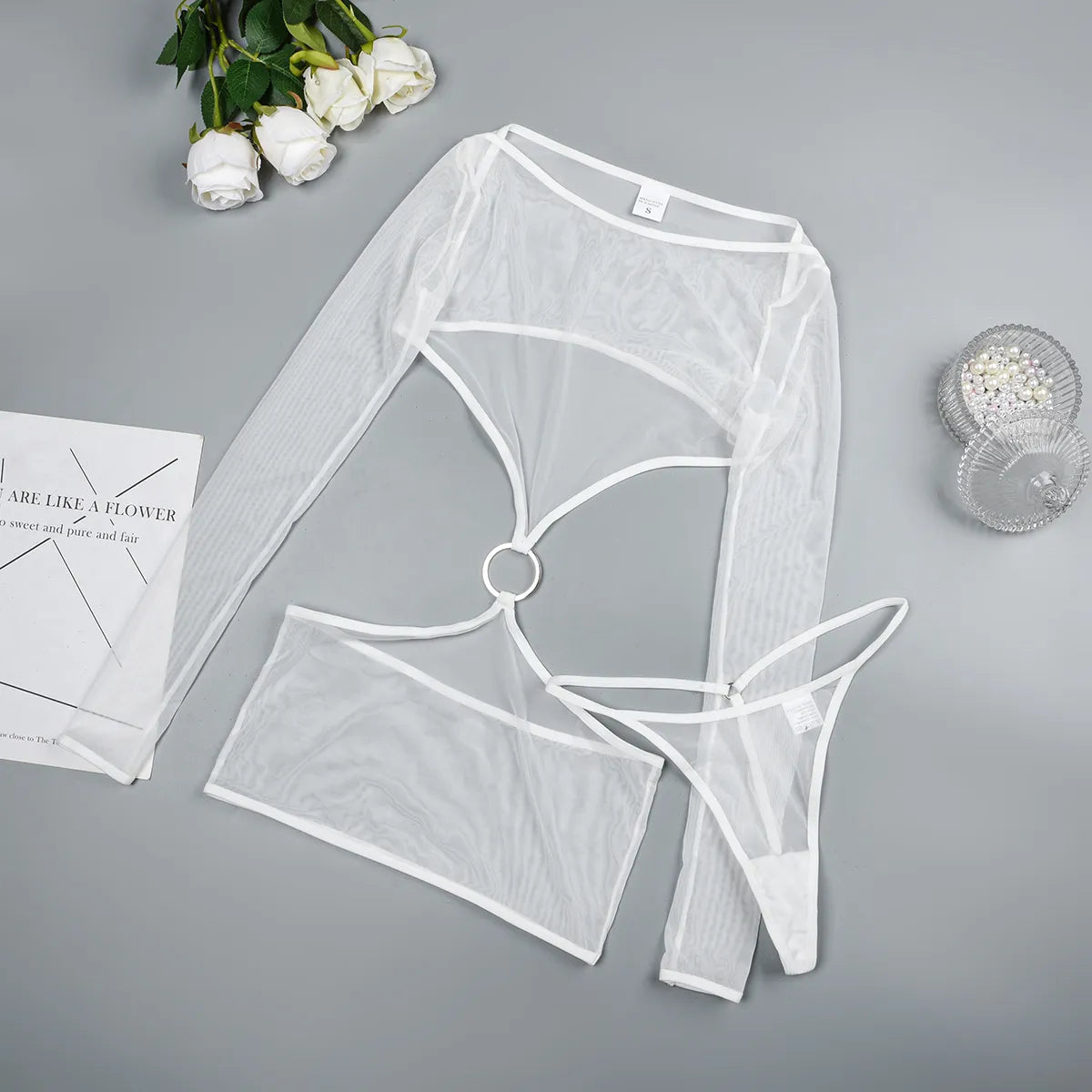 Robe transparente avec découpes