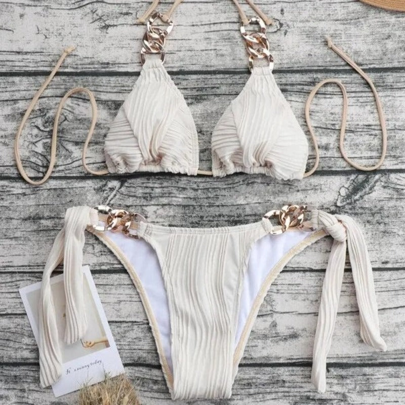 Un maillot de bain bikini deux pièces avec chaîne