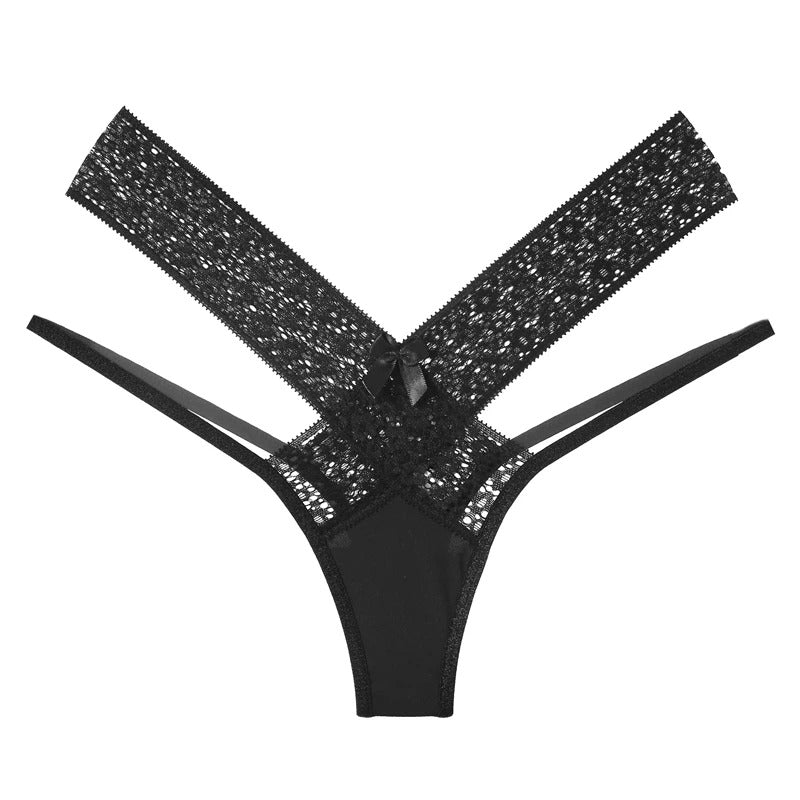 String en dentelle avec des bandes décoratives