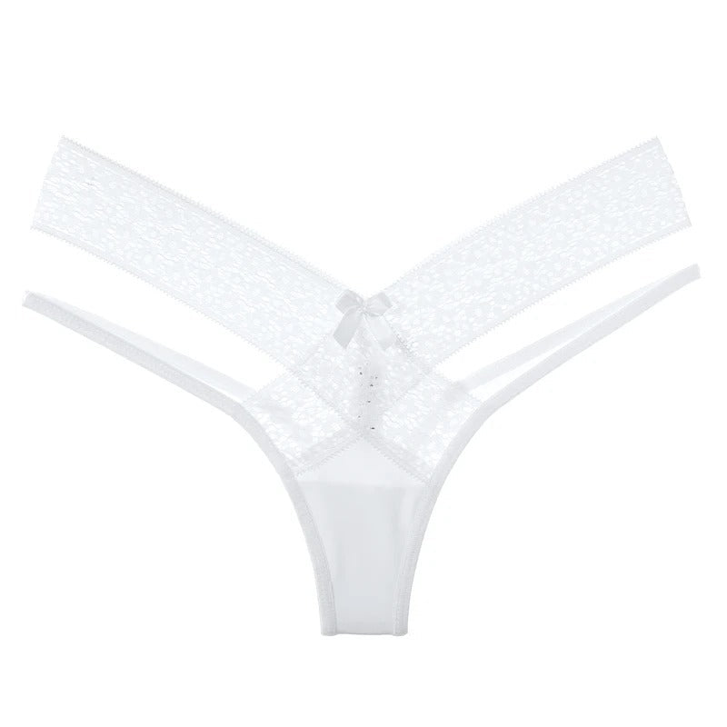 String en dentelle avec des bandes décoratives