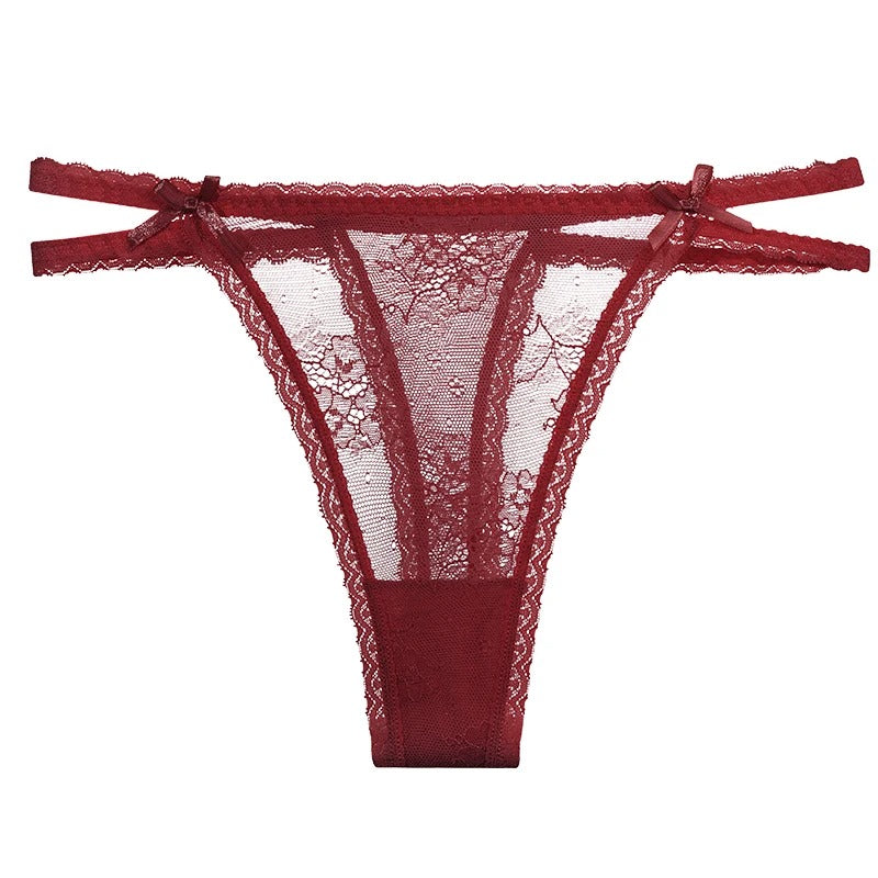 String en dentelle avec des doubles bandes sur les hanches