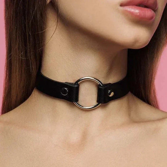 Collier avec un anneau en métal pour se connecter à d'autres accessoires