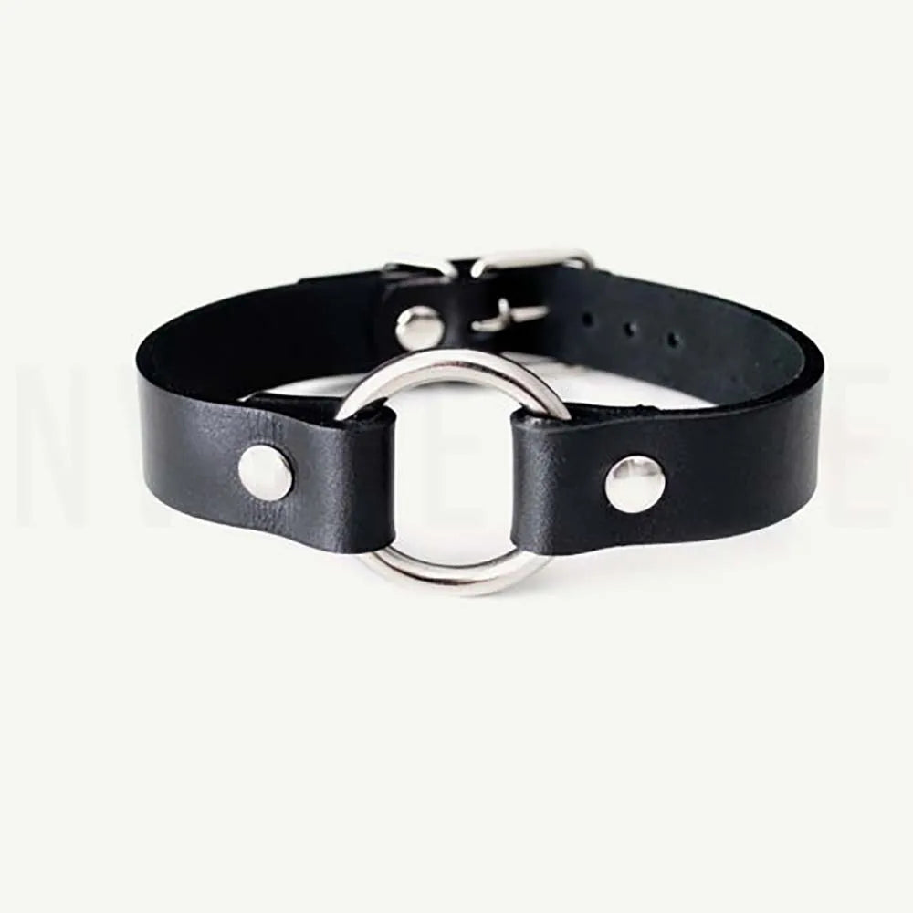Collier avec un anneau en métal pour se connecter à d'autres accessoires