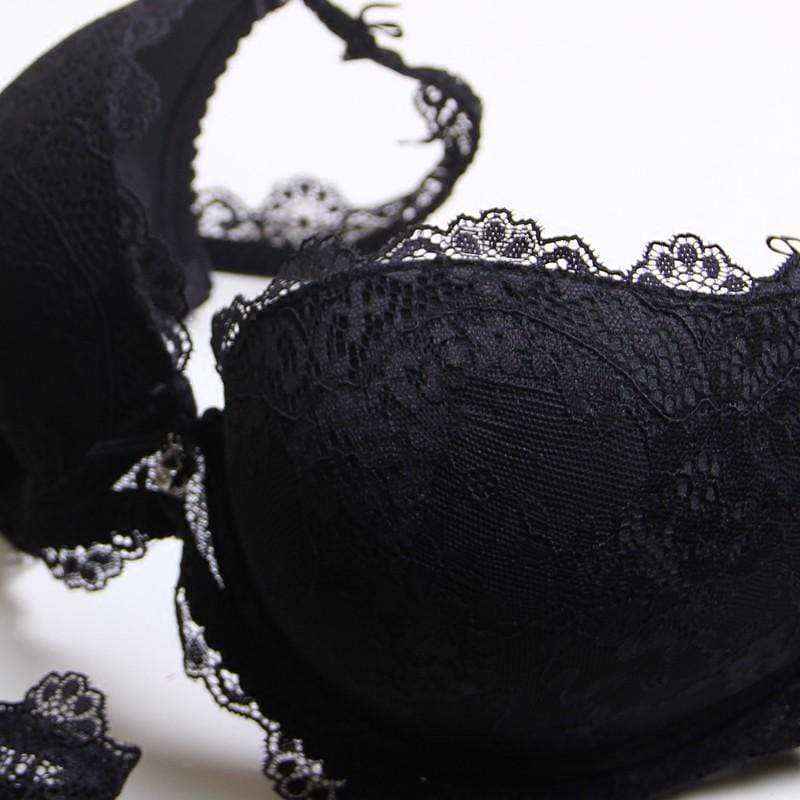 Push-up bra with lace trim on the cups