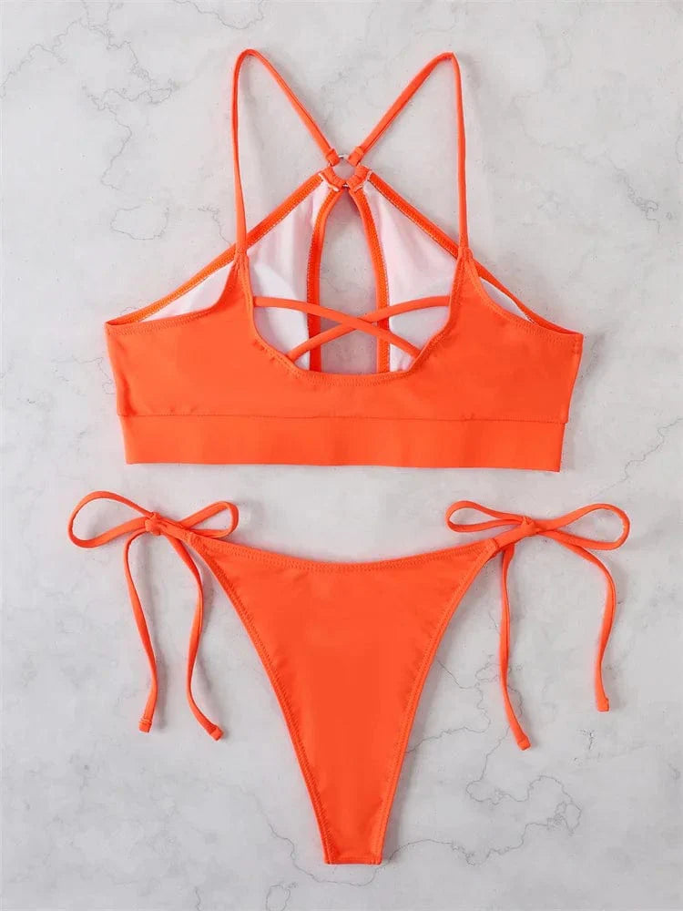 Maillot de bain deux pièces avec taille haute.