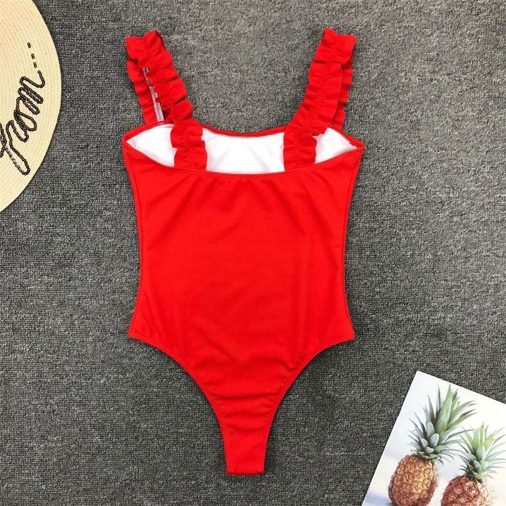 Maillot de bain une pièce avec une coupe mettant en valeur la silhouette