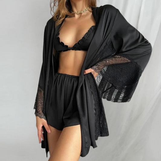 Ensemble de pyjama avec soutien-gorge, peignoir et short.