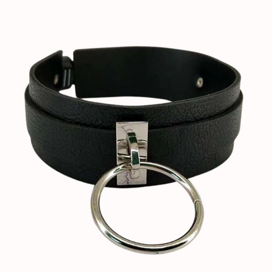 Collier ras du cou avec un anneau décoratif