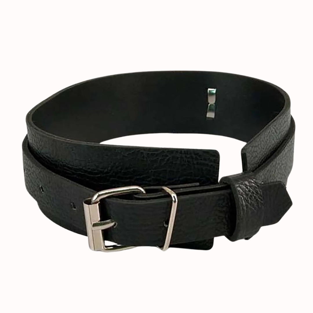Choker necklace with a decorative ring