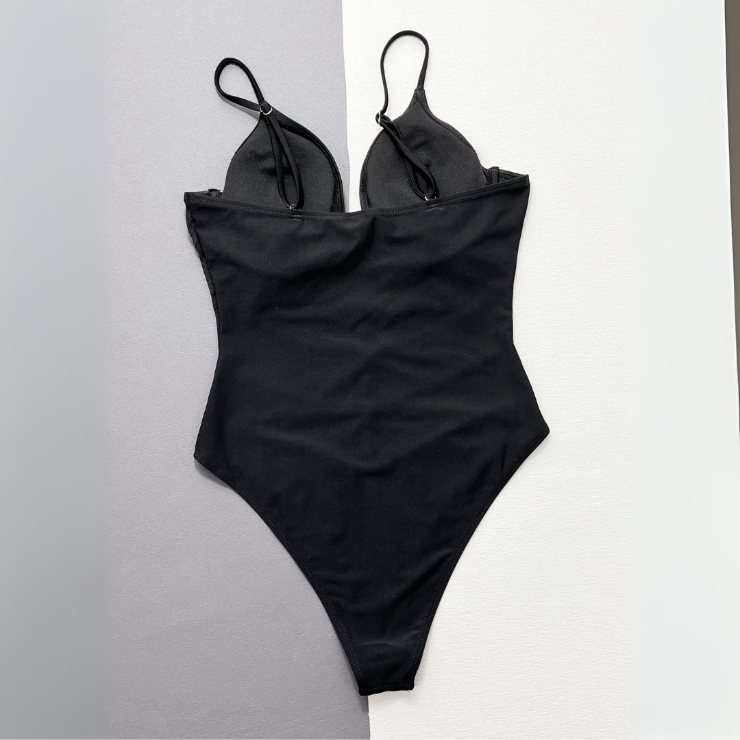 Maillot de bain une pièce avec un décolleté en V profond