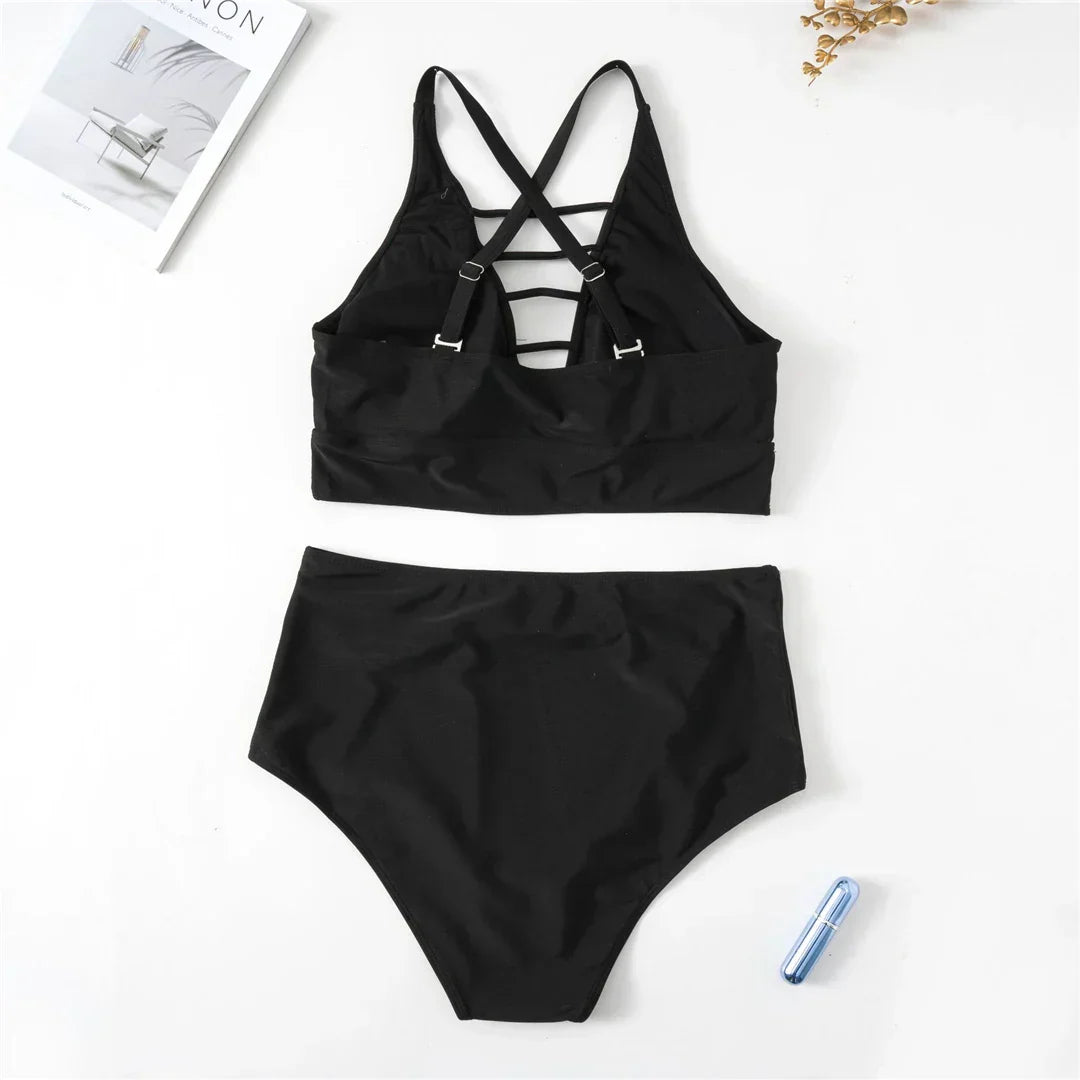 Maillot de bain deux pièces grande taille avec des bretelles décoratives sur la poitrine.