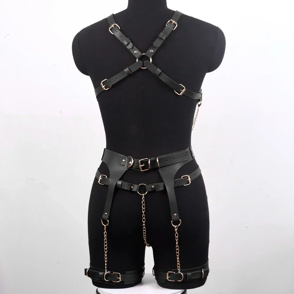 Ensemble en cuir avec des chaînes décoratives
