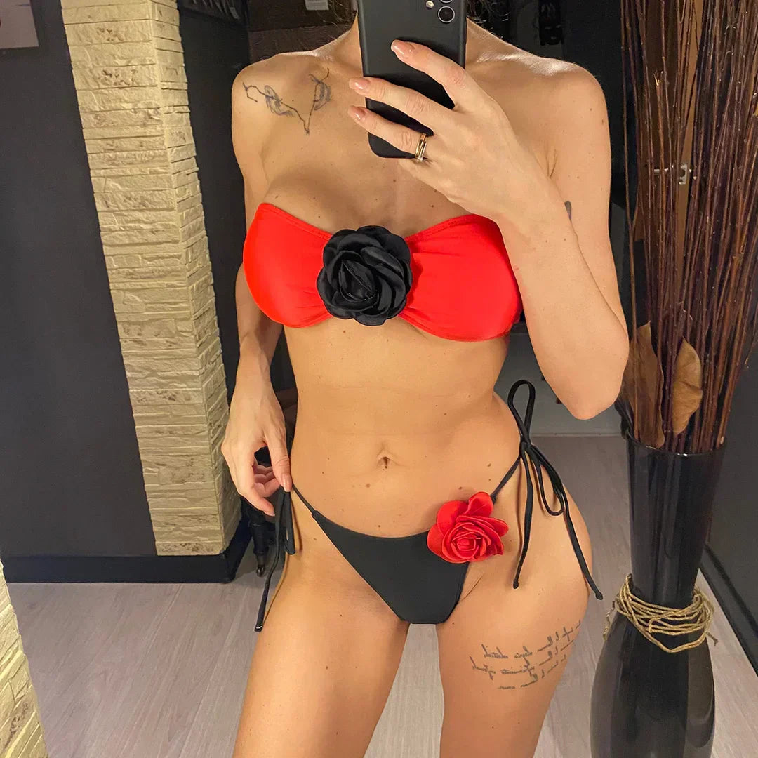 Maillot de bain deux pièces avec de délicats accents floraux
