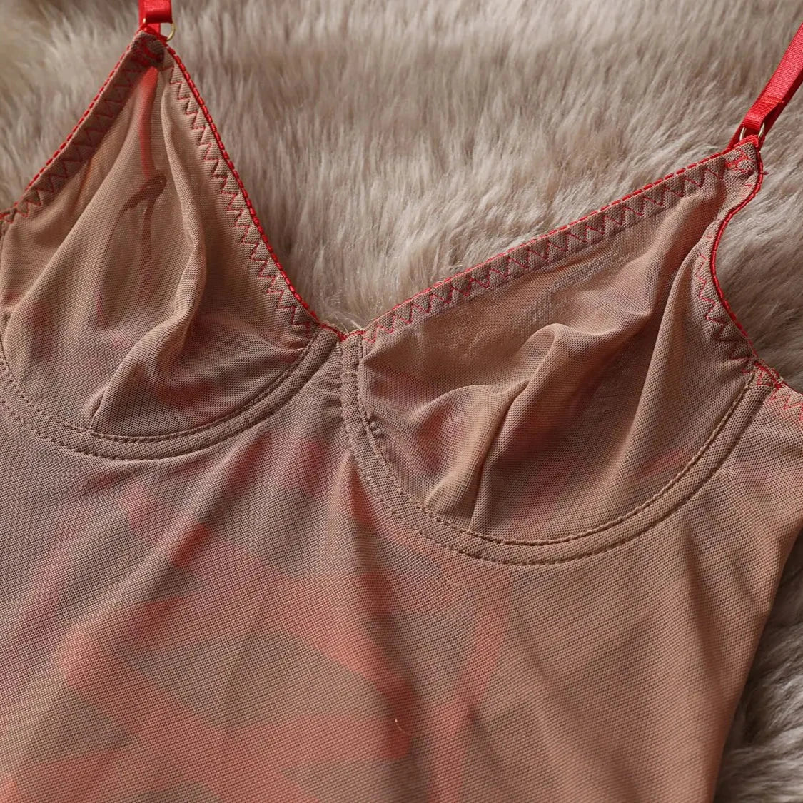 Chemise de nuit en dentelle avec un lien audacieux dans le dos.