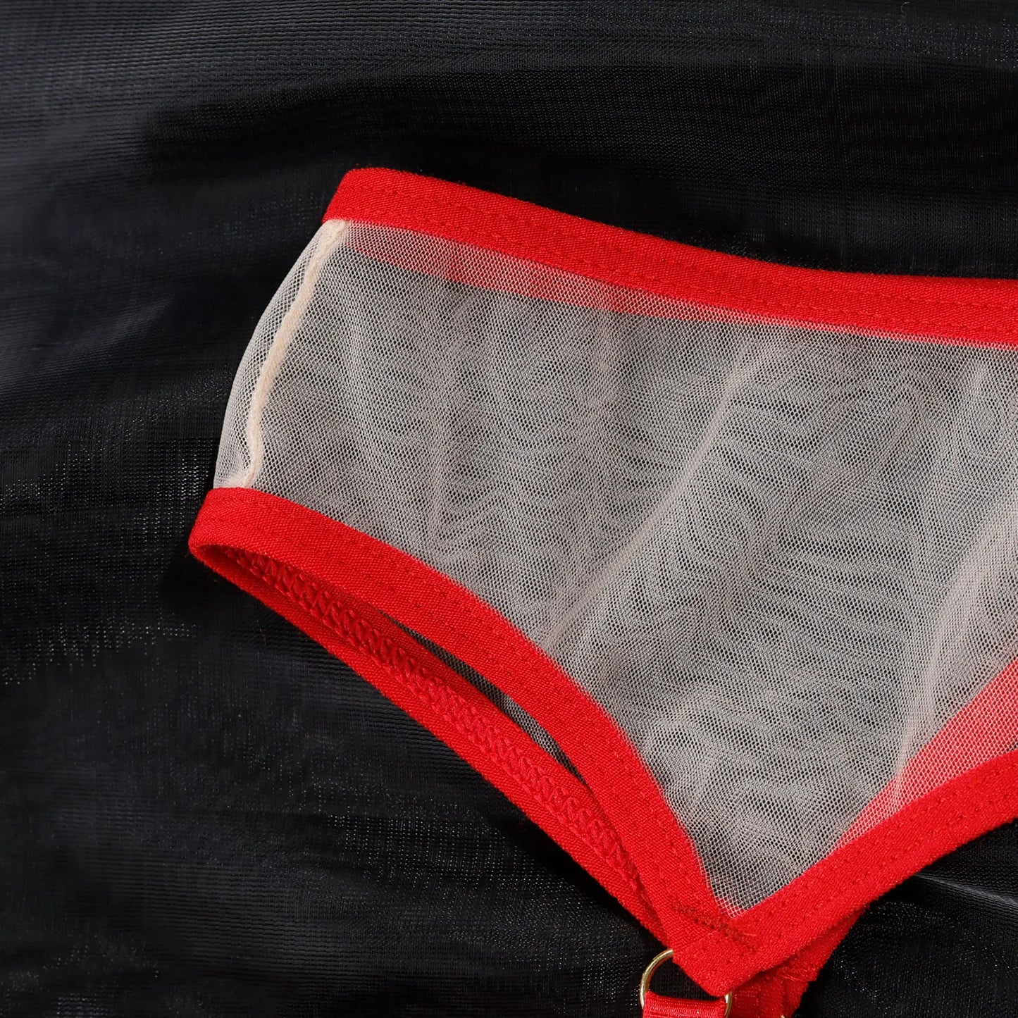 Ensemble de lingerie transparent avec découpe géométrique du soutien-gorge