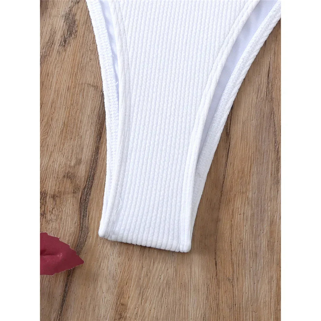 Maillot de bain deux pièces avec une cerise décorative
