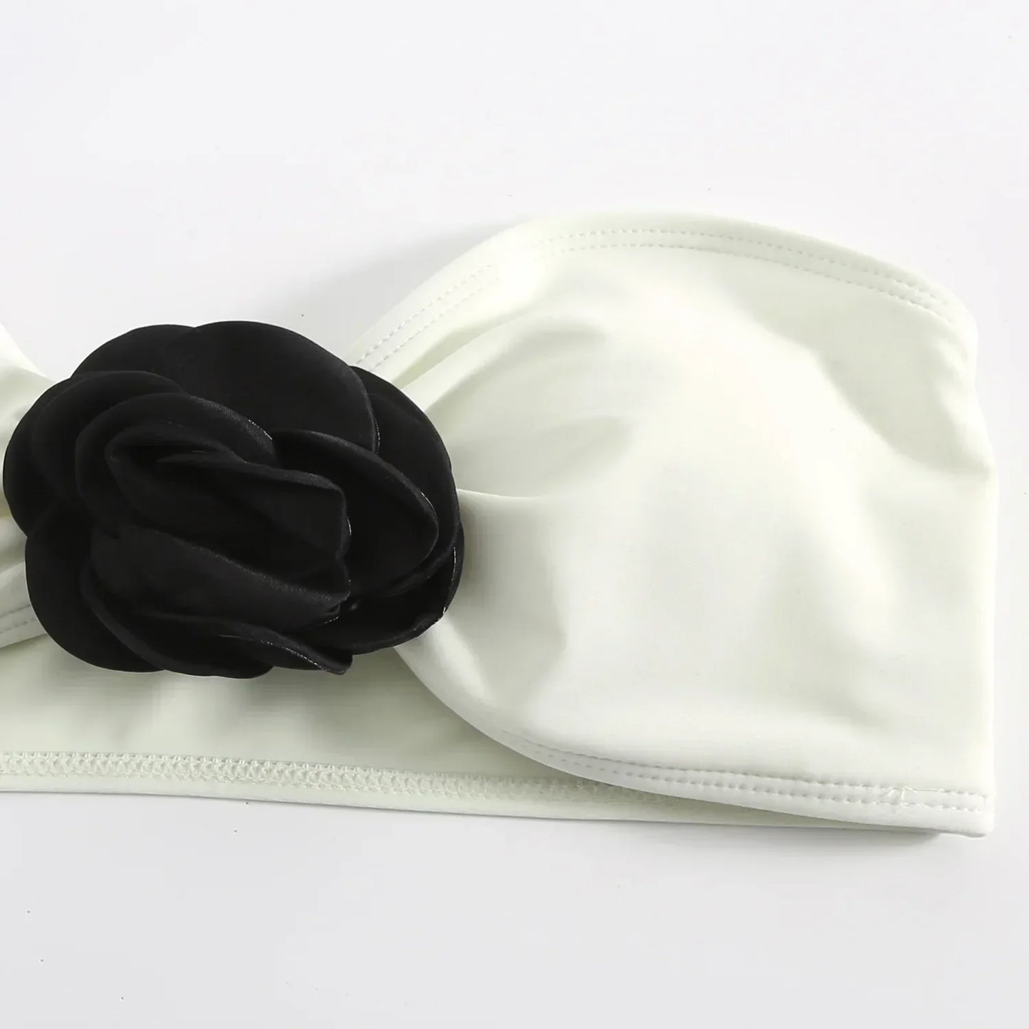 Maillot de bain deux pièces avec une jupe élégante