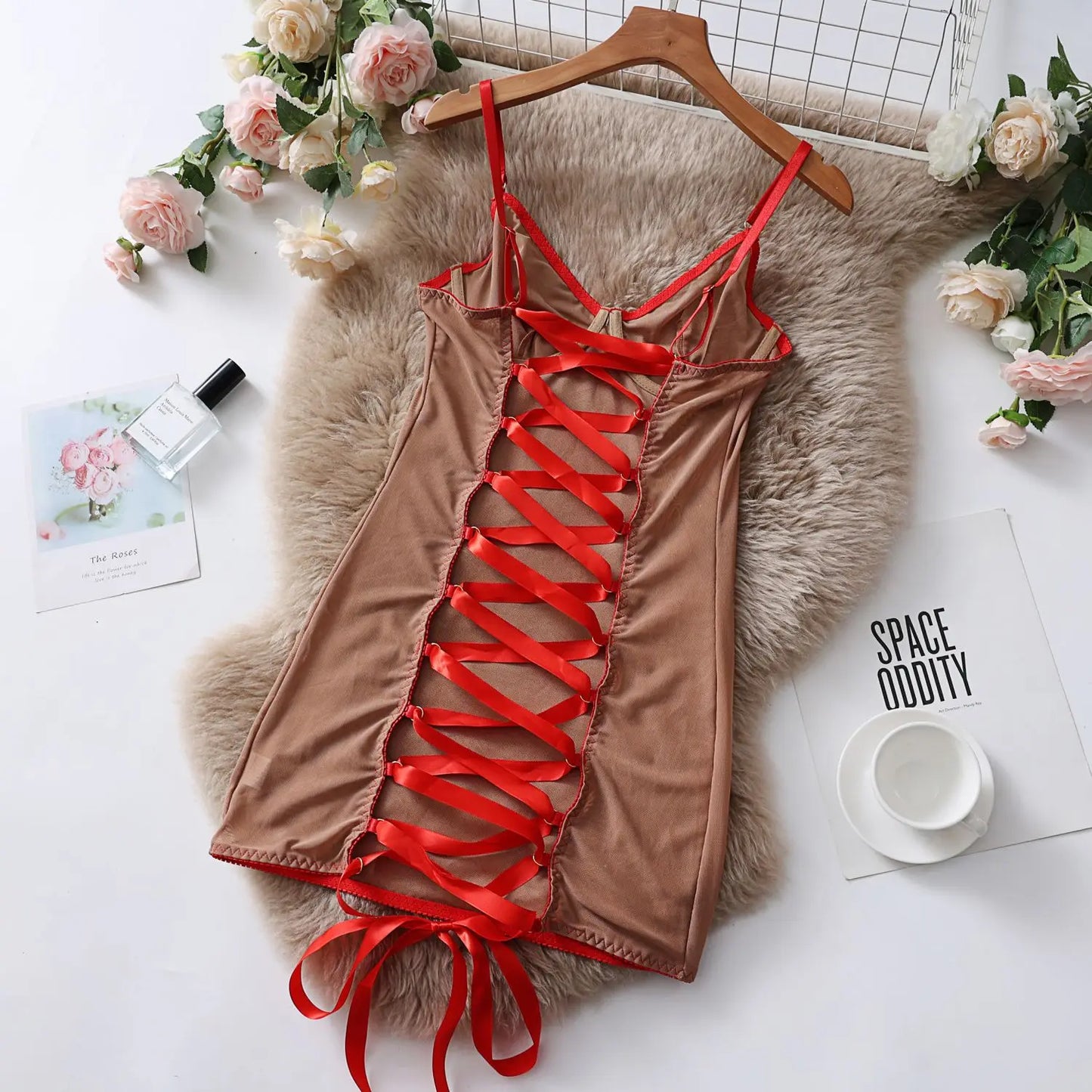 Chemise de nuit en dentelle avec un lien audacieux dans le dos.