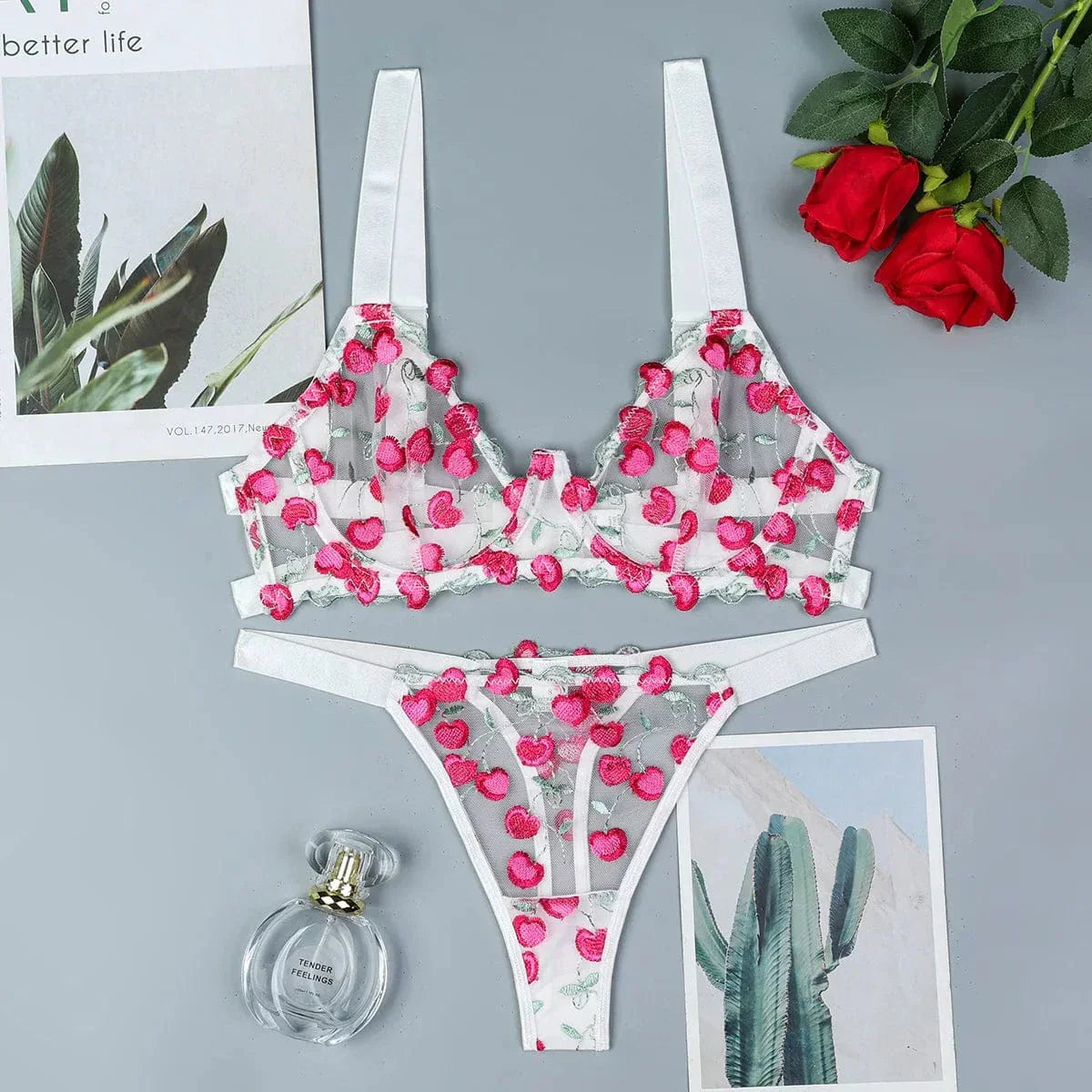 Ensemble de lingerie transparent avec finition en dentelle
