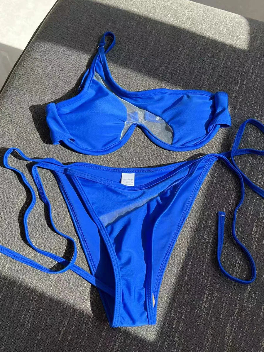 Maillot de bain deux pièces avec découpes