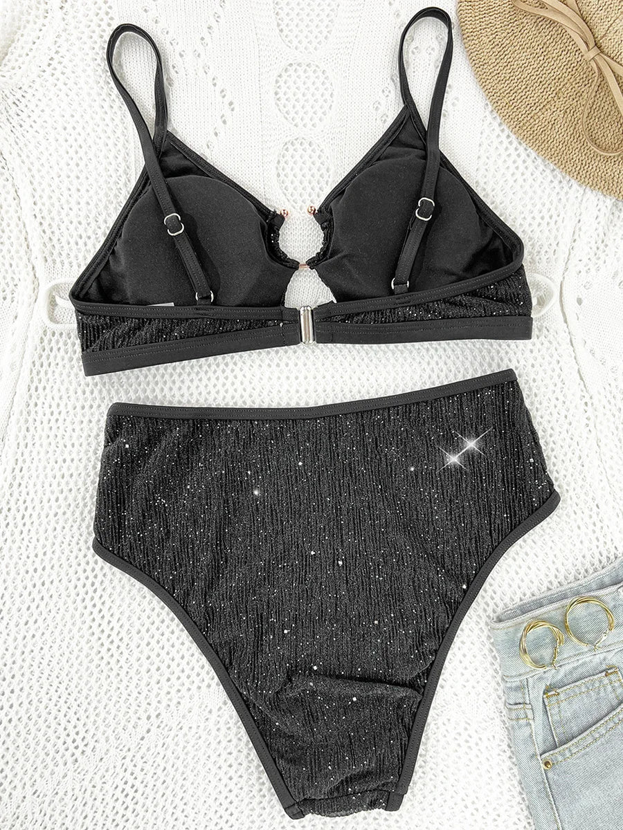 Maillot de bain deux pièces avec un anneau décoratif au décolleté