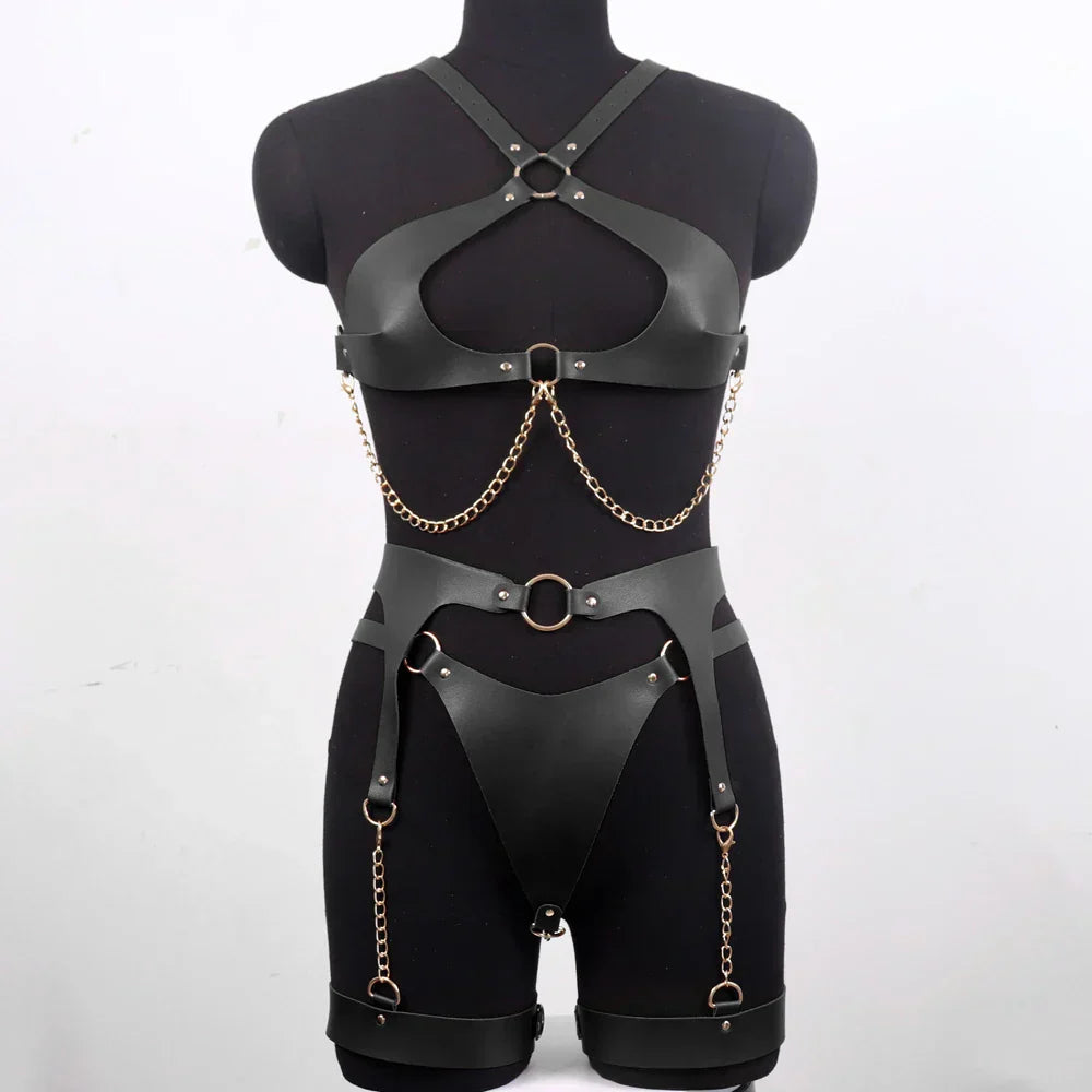 Ensemble en cuir avec des chaînes décoratives