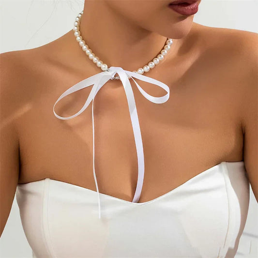 Collier ras du cou avec un nœud et des perles