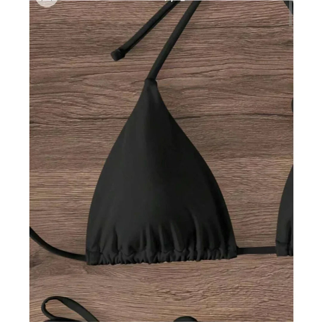 Maillot de bain deux pièces avec des roses sur le décolleté