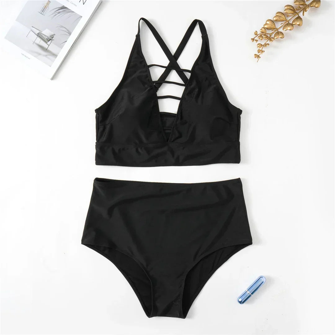 Maillot de bain deux pièces grande taille avec des bretelles décoratives sur la poitrine.
