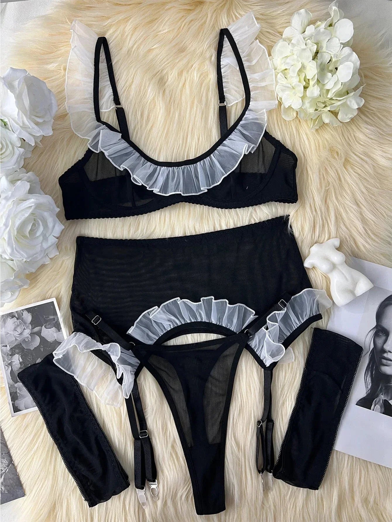 Tenue sensuelle de femme de chambre avec finition en dentelle