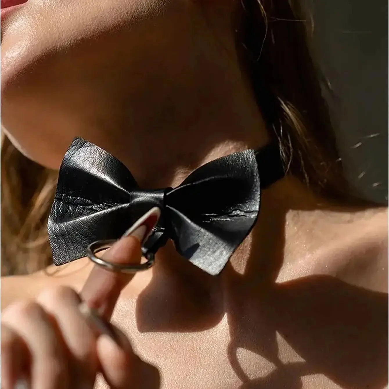 Collier de cou avec un nœud décoratif