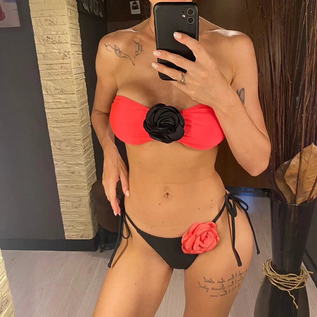 Maillot de bain deux pièces avec de délicats accents floraux