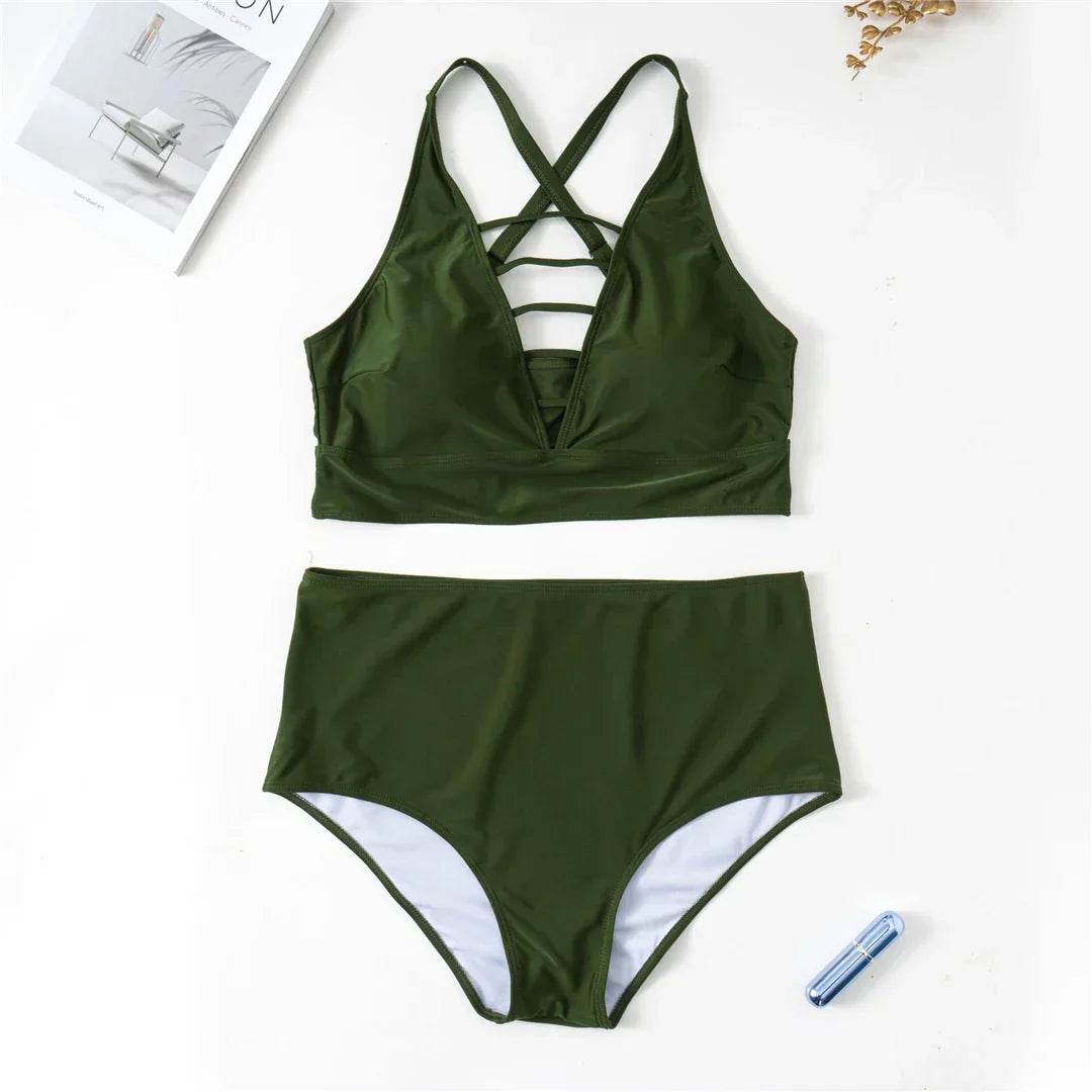 Maillot de bain deux pièces grande taille avec des bretelles décoratives sur la poitrine.