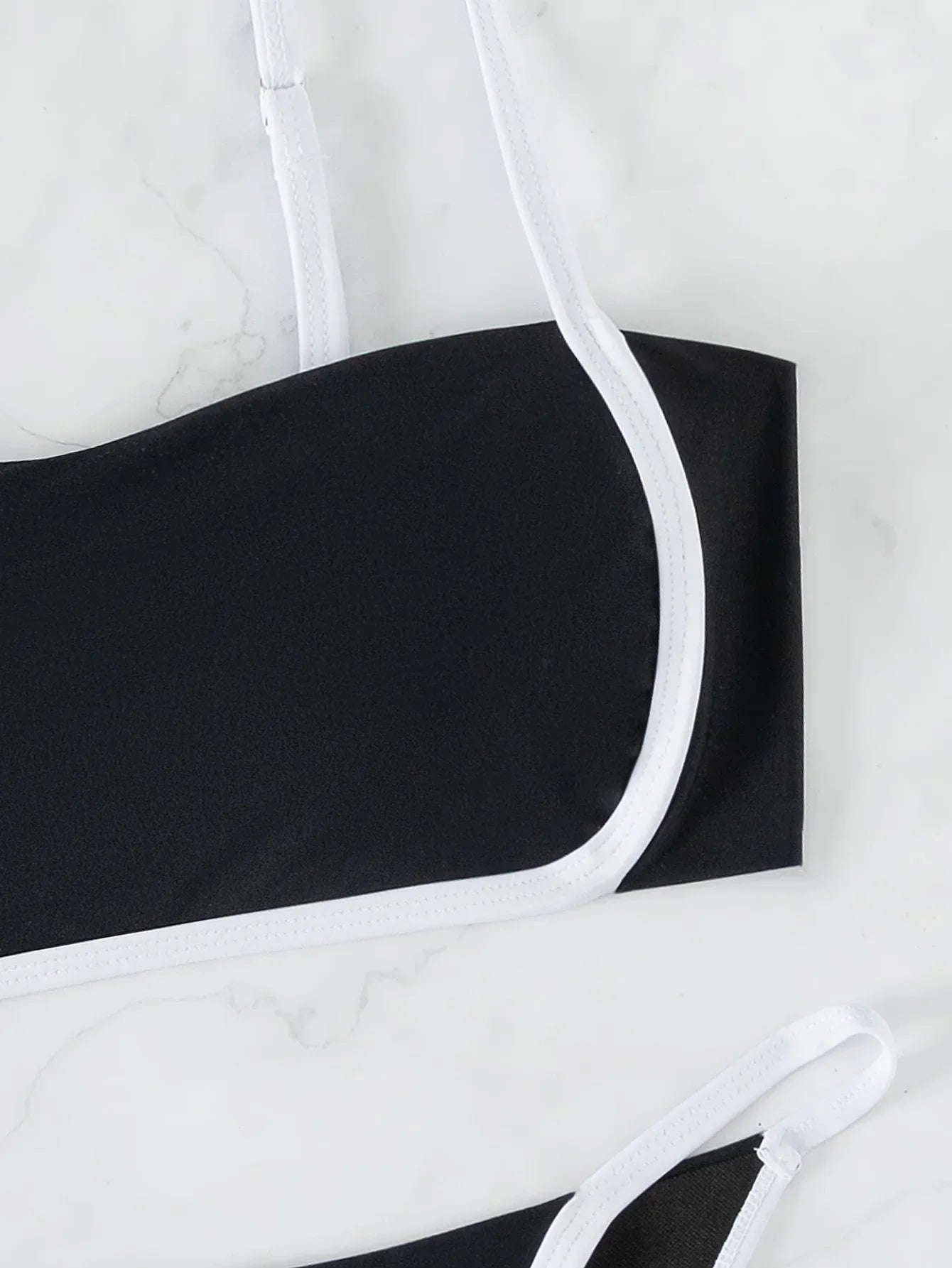 Maillot de bain deux pièces avec lien dans le dos