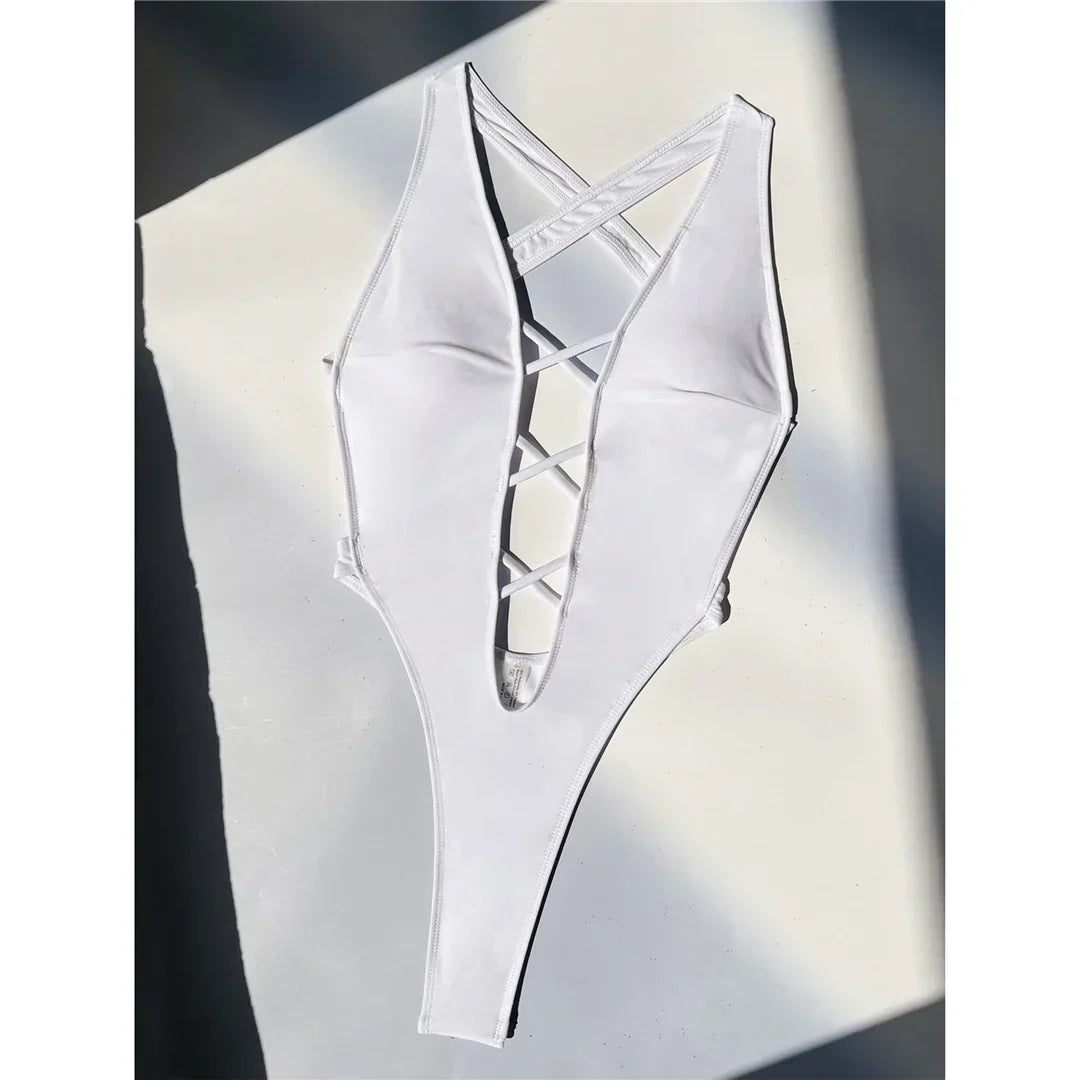 Maillot de bain une pièce avec des découpes audacieuses