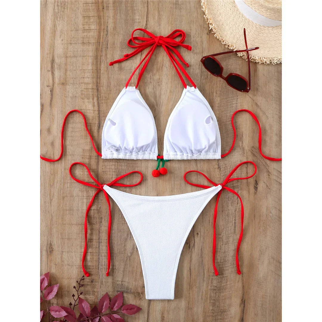 Maillot de bain deux pièces avec une cerise décorative