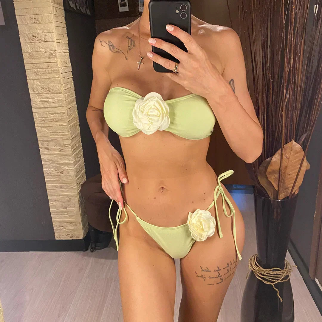 Maillot de bain deux pièces avec de délicats accents floraux