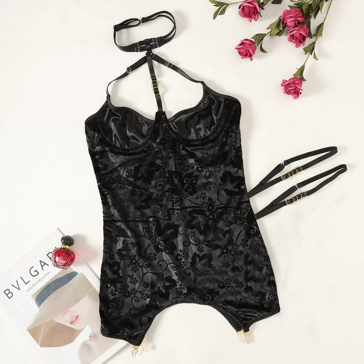 Chemise de nuit avec un choker et un délicat motif floral
