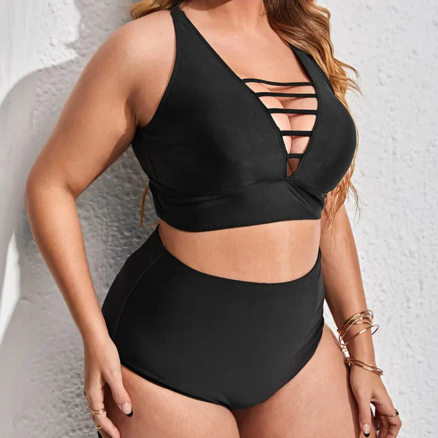 Maillot de bain deux pièces grande taille avec des bretelles décoratives sur la poitrine.