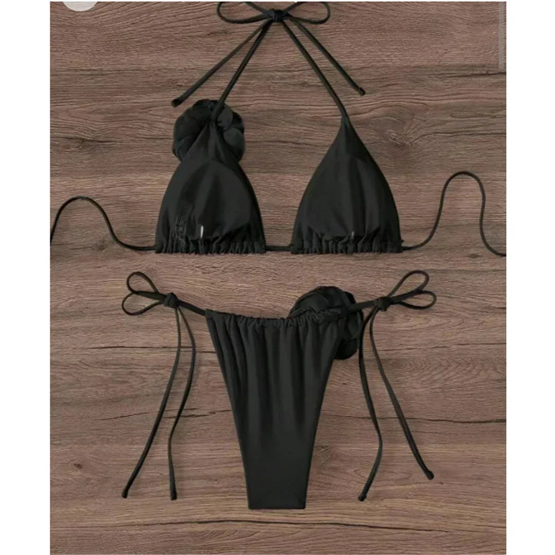 Maillot de bain deux pièces avec des roses sur le décolleté