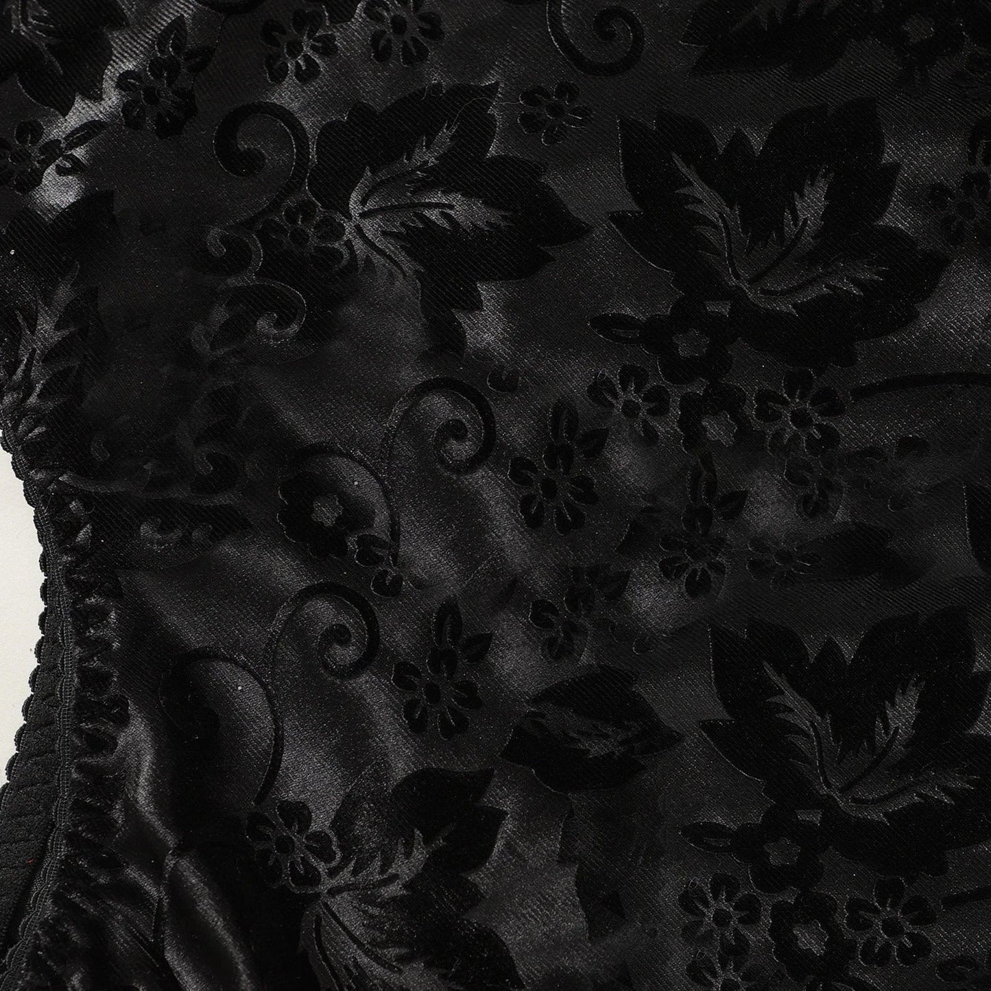 Chemise de nuit avec un choker et un délicat motif floral